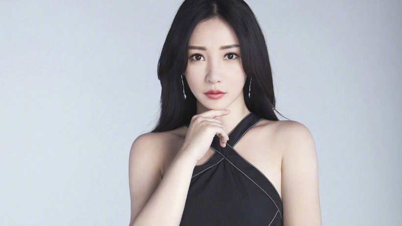 魅力十足的女神柳岩手机壁纸