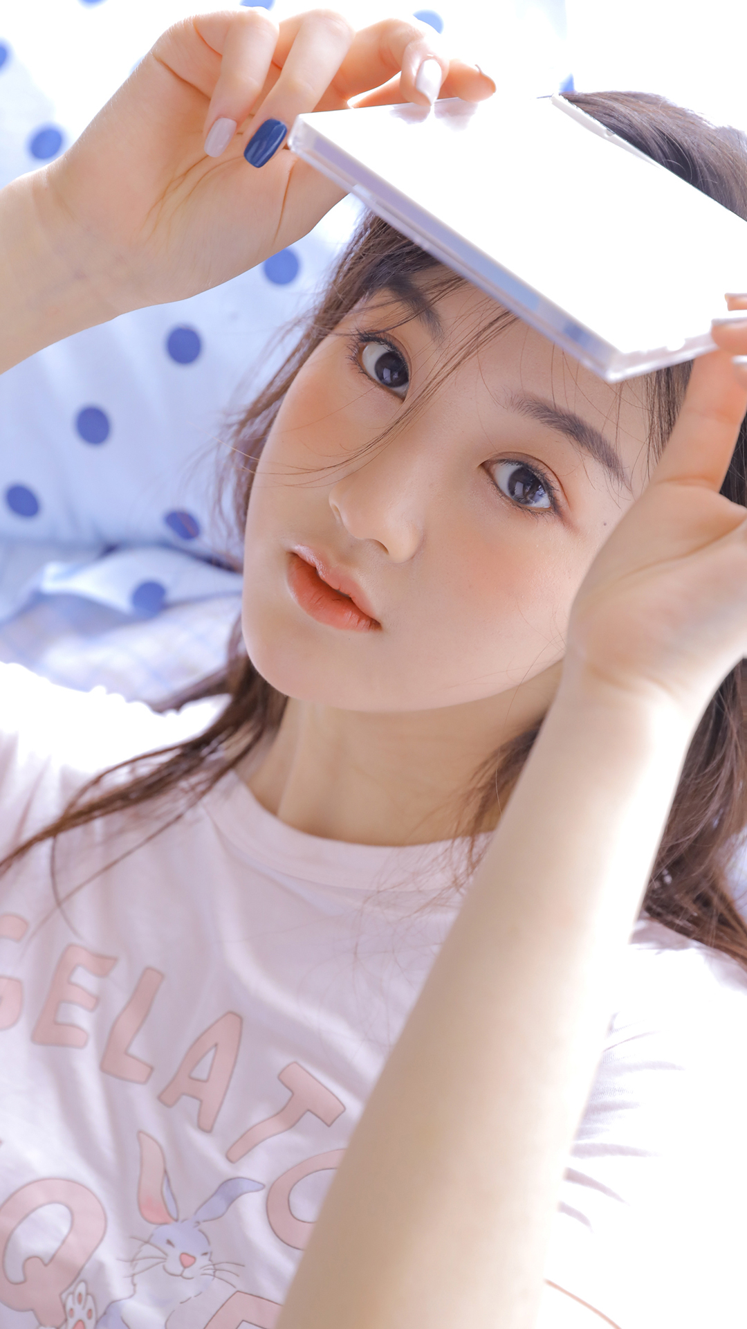 恬静可爱少女写真手机壁纸